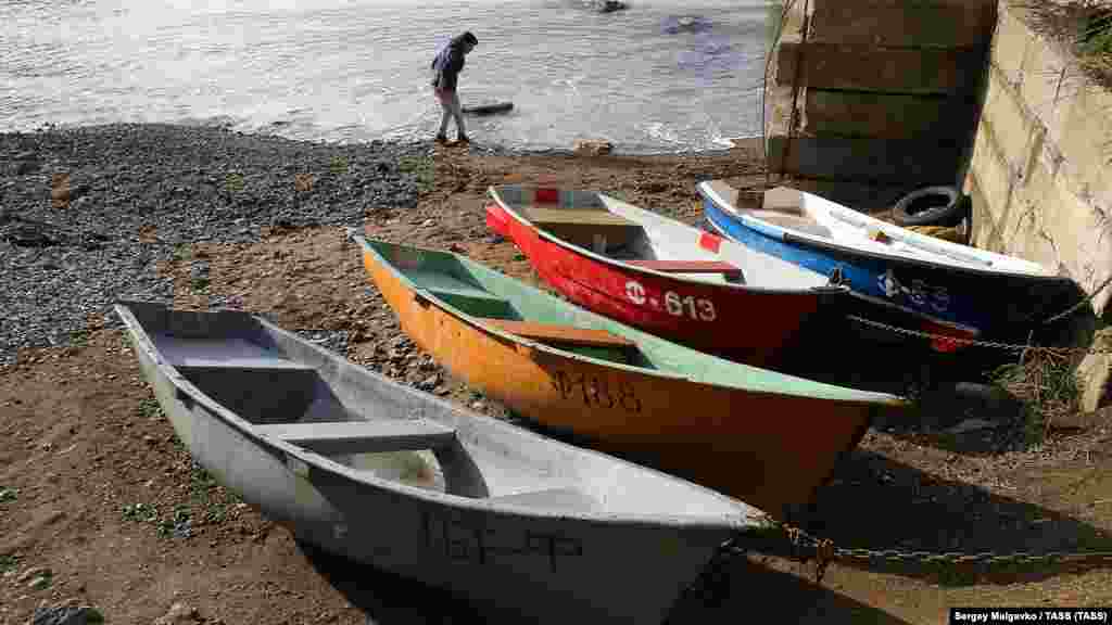 Рибальські човни на березі Чорного моря у селищі Орджонікідзе