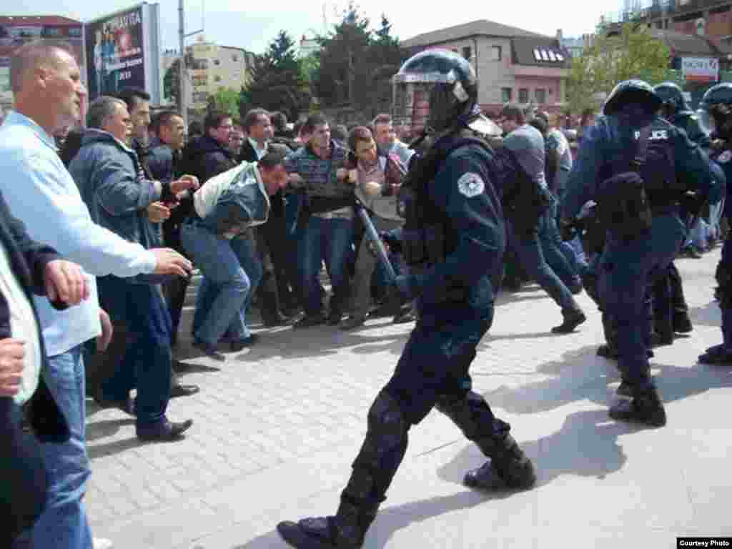 Protest zbog posete Borka Stefanovića Kosovu, Priština, 12. maj 2011 - Sukob policije i demonstranata 