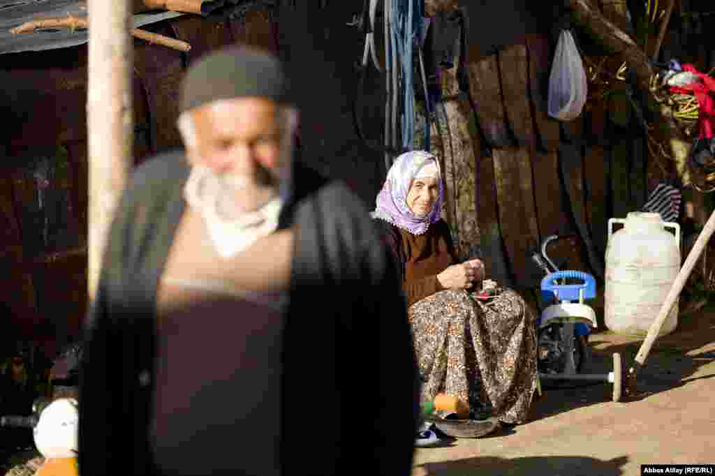 Saraydan bir az aşağıda daha az təminatlı ailələrin yaşadığı məhəllələr var. Bu məhəllələrin birində yaşlı qadın vaxtını toxuculuqla keçirir.