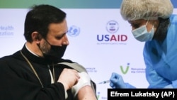 В Украине зафиксированы уже 143 случая заражения штаммом "дельта". Массовая вакцинация продолжается, но до коллективного иммунитета еще далеко, говорят специалисты