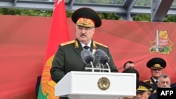 Președintele Belarusului, Alexandr Lukașenko, în timpul paradei militare care marchează cea de-a 80-a aniversare a eliberării Belarusului de sub dominația nazistă. 3 iulie 2024
