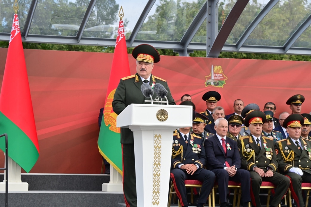 Олександр Лукашенко виступає з промовою під час військового параду з нагоди 80-ї річниці визволення Білорусі.