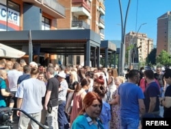 Qytetarë serbë presin në radhë për të nënshkruar peticionin në Mitrovicë të Veriut, 7 korrik 2025.