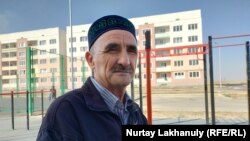 Мухамедали Бейсенбаева, житель 13-го микрорайона, говорит, что людям здесь просто тяжело дышать. "В ветреные дни мы вообще не открываем ни окна, ни двери", – говорит он.
