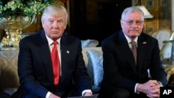 U.S. President Donald Trump (left) with his special representative for Ukraine, Keith Kellogg (file photo)