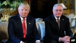 Imagine de arhivă: Donald Trump și Keith Kellogg la Mar-a-Lago, la începutul primului mandat al lui Trump, în februarie 2017. 