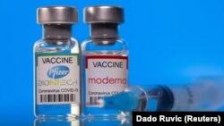 Для ревакцинальної дози планують використовувати вакцини Moderna або Pfizer незалежно від того, якою вакциною щеплена людина