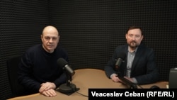 Jurnalistul Europei Libere, Eugen Urușciuc, și invitatul podcastului „În esență”, Ghenadie Țurcanu, expert al Centrului pentru Politici și Analize în Sănătate.