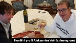 Vučićeva fotografija sa Instagrama na kojoj sa poznatim kuvarem iz Slovenije Tomažom Kavčićem nazdravlja uz malvaziju