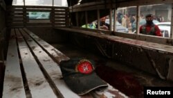 22-nji noýabrda Peşawar şäherinde bolan boma partlamasyndan soň, ýörite güýçler wakanyň bolan ýerini derňeýärler.