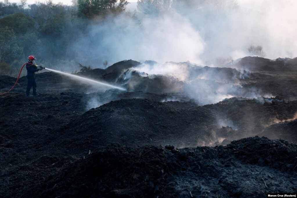 Një zjarrfikës duke shuar një zjarr të egër në jug të Francës, më 7 gusht.
