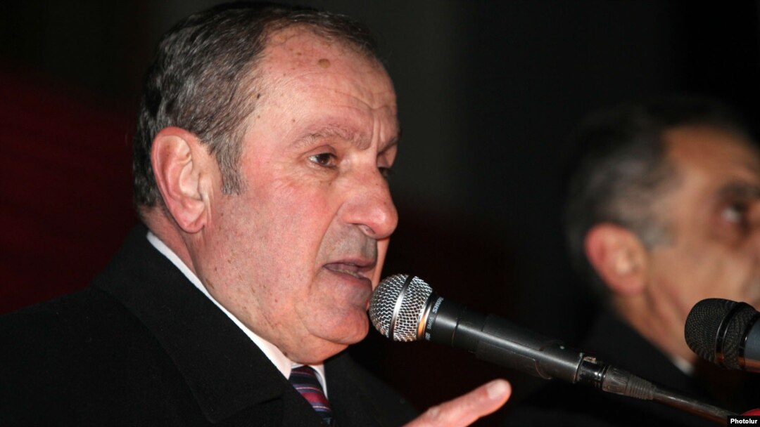 A number of small parties have dropped out of the opposition coalition led by Levon Ter-Petrossian over disagreements about their number of candidates on the voting lists.