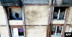 Istražitelji u zgradi Doma penzionera Tuzla nakon požara, novembar 2025.