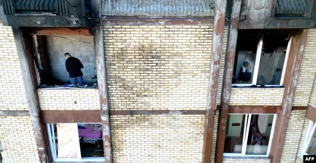 Istražitelji u zgradi Doma penzionera Tuzla nakon požara, novembar 2025.