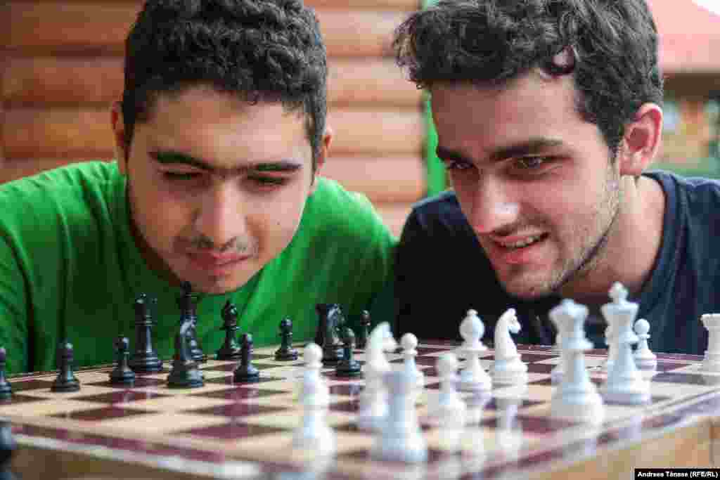 Cosmin Candoi (S) și Răzvan Nedu (D) joacă șah în timpul unui cantonament Climb Again.