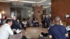 КДК мааракесине арналган иш-чара үзгүлтүккө учурагандан кийин мейманкананын кире беришинде уланды. 26-май, 2025-жыл.