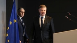 Міністр фінансів Ірландії Саймон Гарріс (зліва) та єврокомісар з економіки Валдіс Домбровскіс (справа) після засідання міністрів фінансів ЄС. Люксембург, 9 жовтня 2026 року