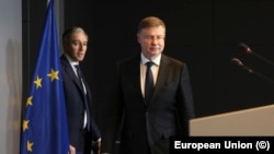 Міністр фінансів Ірландії Саймон Гарріс (зліва) та єврокомісар з економіки Валдіс Домбровскіс (справа) після засідання міністрів фінансів ЄС. Люксембург, 9 жовтня 2026 року
