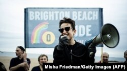 Masha Gessen, vorbind la 20 mai 2017 la primul marș al comunității LGBT+ rusești din Statele Unite în cartierul Brooklyn din New York. (Misha Friedman/Getty Images/AFP)