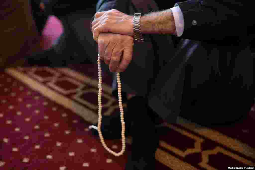 U Srbiji živi oko 230.000 muslimana koji čine oko 3,1 odsto stanovništva. Većinski naseljavaju jugozapadno područje Srbije, region Sandžaka, kao i pogranična područja Bosne i Hercegovine, Kosova i Crne Gore.