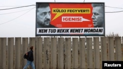 Panou electoral de-al lui Orban, despre cum opoziția ungară abia așteaptă să-l înarmeze pe Zelenski.