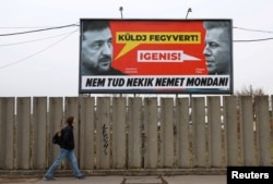 უკრაინის ომი უნგრეთის საარჩევნო კამპანიის ცენტრშია - მთავრობის საარჩევნო ბილბორდი გამოსახულია უკრაინის პრეზიდენტი ვოლოდიმირ ზელენსკი და ოპოზიციური პარტიის TISZA ლიდერი პეტერ მადიარი. ბილბორდზე წერია: „გაგზავნეთ იარაღი! დიახ!“ ბუდაპეშტი, უნგრეთი, 2026 წლის 11 თებერვალი