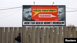 Cine nu înțelege ungurește ar putea crede că la alegerile din Ungaria candidează în primul rând Zelenski. Partidul lui Orban a făcut din președintele Ucrainei „dușmanul public nr. 1”.