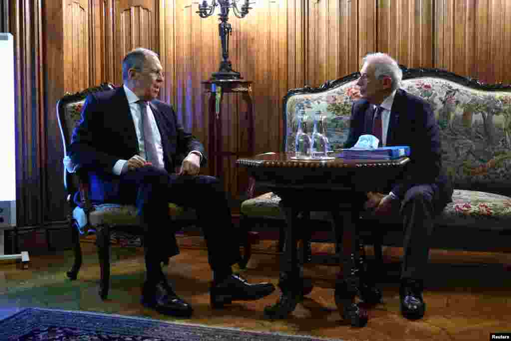 РУСИЈА / БЕЛГИЈА - Шефот за надворешна политика на Европската унија (ЕУ), Жозеп Борел, ја почна средбата со рускиот министер за надворешни работи, Сергеј Лавров, со констатацијата дека меѓусебните односи живеат тежок момент. Оваа средба во Москва е прва со висок претставник на ЕУ на руско тло во последните четири години.