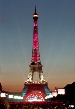  Айфеловата кула е осветена за концерт на Жан-Мишел Жар 