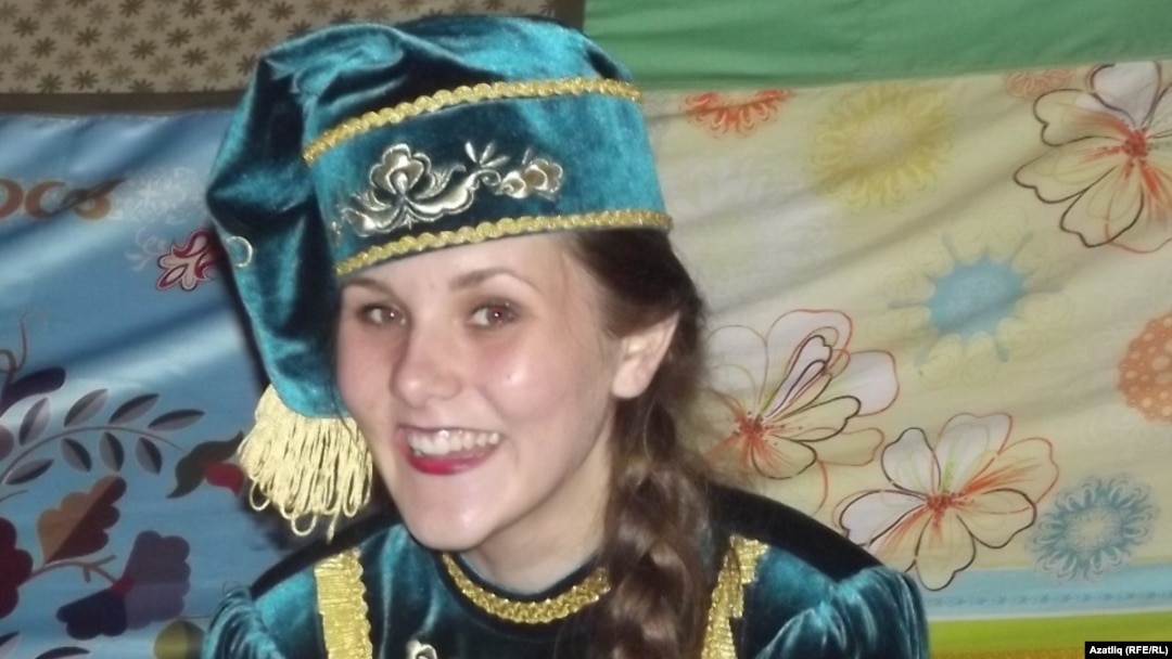 "Дуслык яулыгы" янында