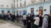 Кримські татари під Радою міністрів окупованого Криму вимагають вибачення від Аксьонова за звинувачення у «підтримці тероризму». Сімферополь, 6 листопада 2020 року