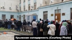 Кримські татари під Радою міністрів окупованого Криму вимагають вибачення від Аксьонова за звинувачення у «підтримці тероризму». Сімферополь, 6 листопада 2020 року