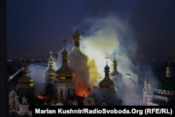 Пожежа і спроби пожежників її загасити на даху Свято-Успенського собору Києво-Печерської лаври. 15 червня 2026 року