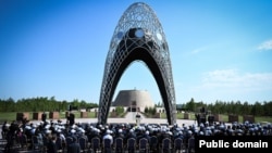 Саяси қуғын-сүргін және ашаршылық құрбандарын еске алу күні "АЛЖИР" саяси қуғын-сүргін және тоталитаризм құрбандарының мемориалды-мұражай кешені маңындағы шарада сөйлеп тұрған Қазақстан президенті Қасым-Жомарт Тоқаев. 31 мамыр, 2025 жыл.