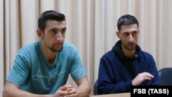 Асан и Азиз Ахтемовы (слева направо) во время допроса, 15 сентября 2021 года