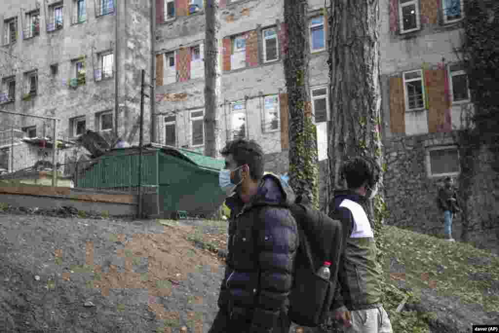 БОСНА И ХЕРЦЕГОВИНА - Припадници на Граничната полиција на Босна и Херцеговина уапсија двајца државјани на Пакистан кои беа откриени во обид да прошверцуваат 13 мажи со потекло од Африка и Азија.