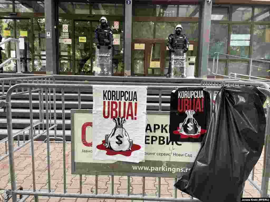 Tokom svih dana blokade na ulazima je i policija. (19. maj 2025.).