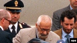 Итальянцы не верили, что можно избавиться от коррупции, но все же начали борьбу с ней с самого верха. Великий магистр запрещенной масонской ложи Propaganda Due Личо Джелли садится надолго