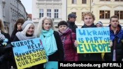 Ілюстраційне фото: українці у Празі під час протесту проти рішення Віктора Януковича не підписувати угоду про асоціацію з ЄС, листопад 2013 року