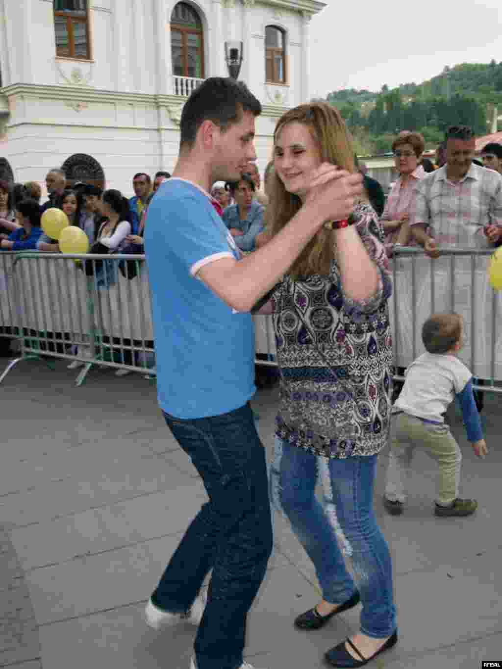 1510 parova u Tuzli je zaplesalo Bečki valcer i Tuzlaci su zajedno s ostalim građanima BiH oborili Guinnessov rekord u valceru. Foto: Maja Nikolić 