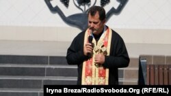 Молебень відправив військовий капелан Іван Ісаєвич, який сам служив на передовій з бійцями, Ужгород, 29 серпня 2016 року