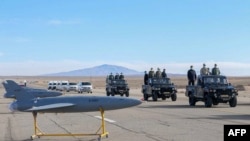 Zyrtarët ushtarakë iranianë duke inspektuar dronët gjatë stërvitjeve në janar të vitit 2021.