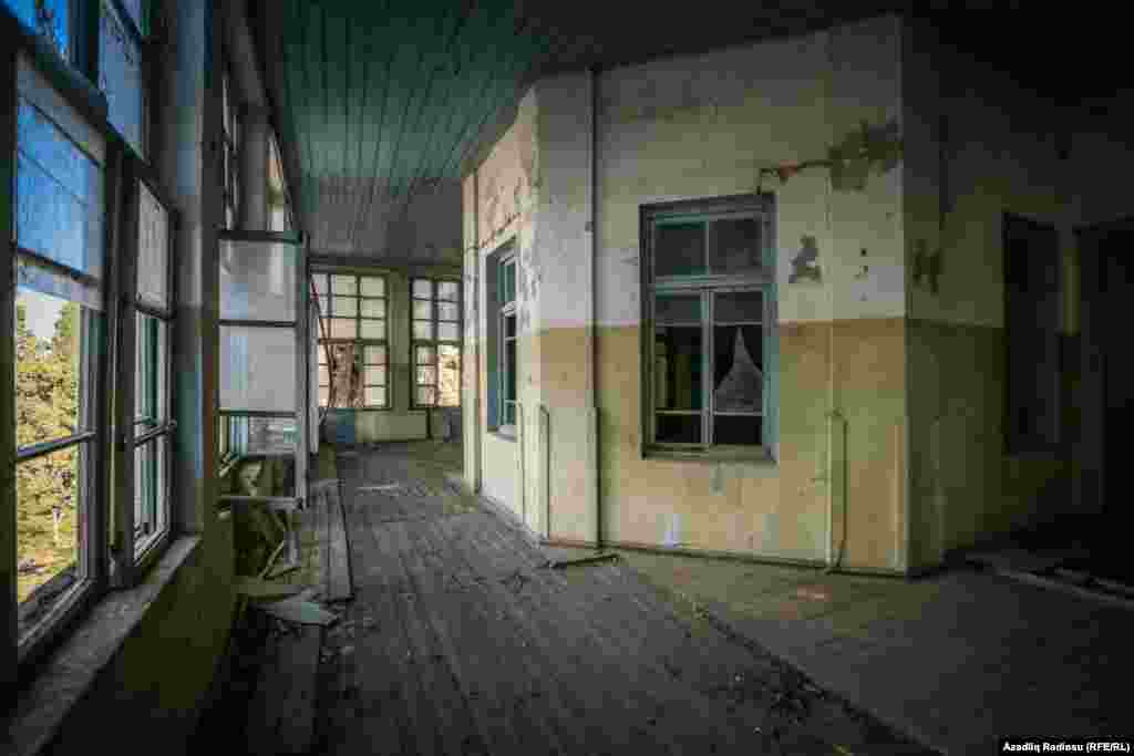 İkinci mərtəbənin yararsız olan dəhlizi