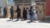 Milițiile Taliban în fața unei clădiri guvernamentale, după ce au cucerit Herat, 13 august 2021. 