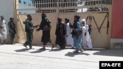 Milițiile Taliban în fața unei clădiri guvernamentale, după ce au cucerit Herat, 13 august 2021. 