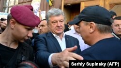 Украинанын мурдагы президенти Петро Порошенко Иликтөө боюнча мамлекеттик бюрого суракка келген учур. 