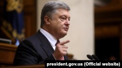 Президент Украины Петр Порошенко во время ежегодного обращения к народным депутатам в Верховной Раде. Киев, 7 сентября 2017 года 