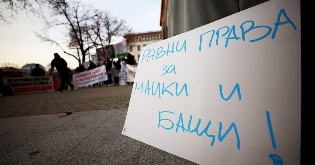 На фона на два разнопосочни протеста парламентът прие окончателно промени