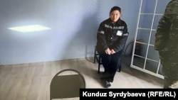 Журналист из Кыргызстана Махабат Тажибек кызы участвует в суде онлайн, ее подключили из колонии. 23 марта 2026 года ее освободили. «Репортеры без границ» и другие организации призывают снять с нее обвинения и ограничения