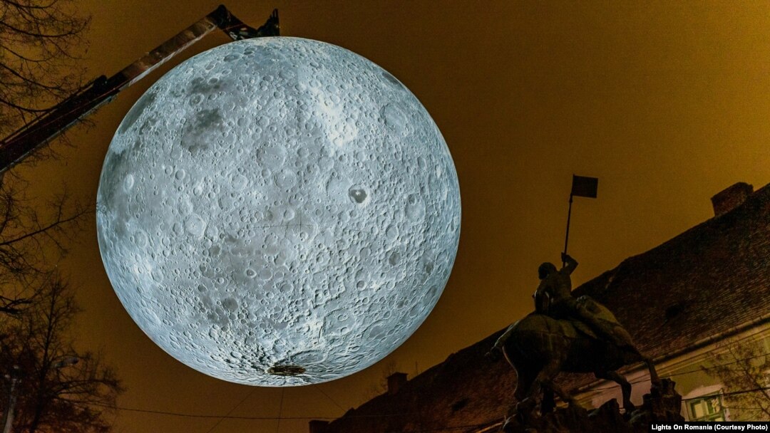  Piațeta Jean Calvin din Cluj-Napoca, „Museum of the Moon", de Luke Jerram, noiembrie 2020.